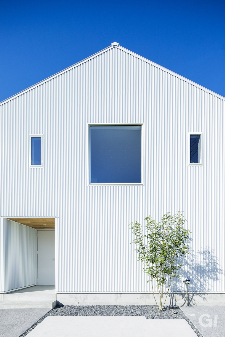 青空が似合うホワイトが美しいデザイナーズ住宅のシンプルモダン外観