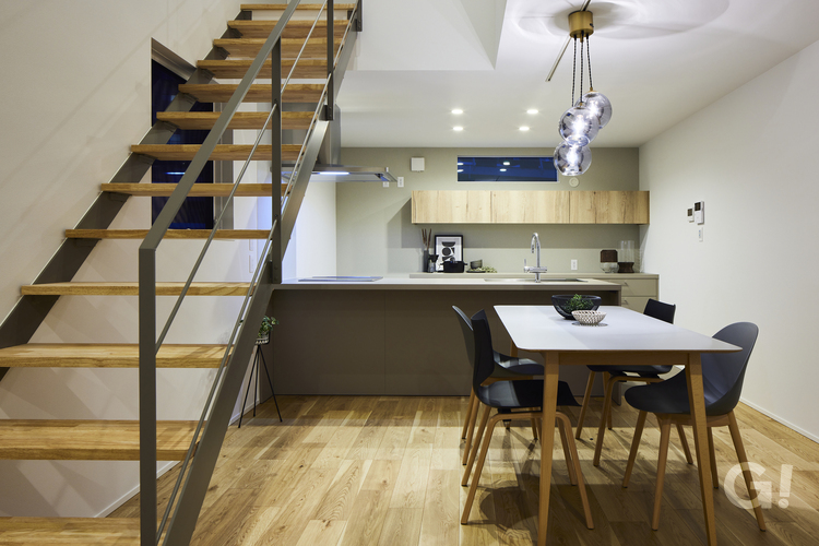 吹き抜け＋シースルー階段がかっこいいデザイナーズ住宅のキッチンダイニング
