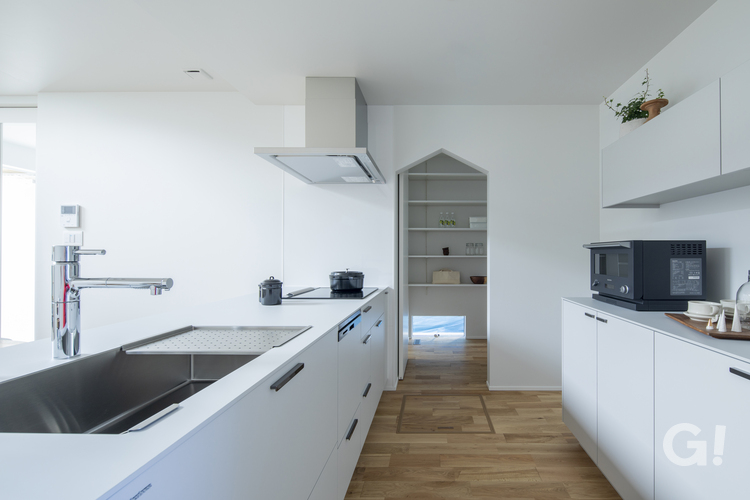 家事動線にも優れたデザイナーズ住宅の美しくスタイリッシュな造作キッチンの写真