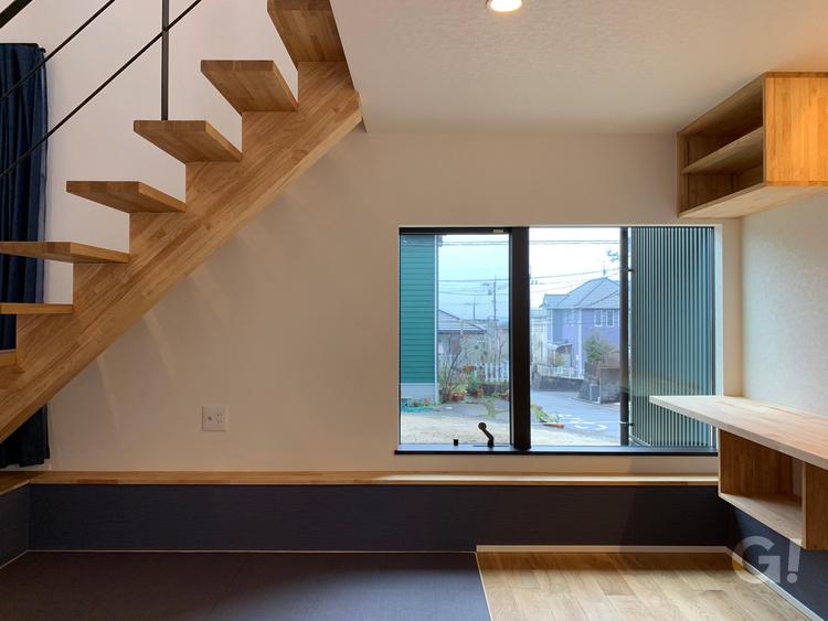 籠り感が心地よいデザイナーズ住宅の階段下を活用した憩いスペース
