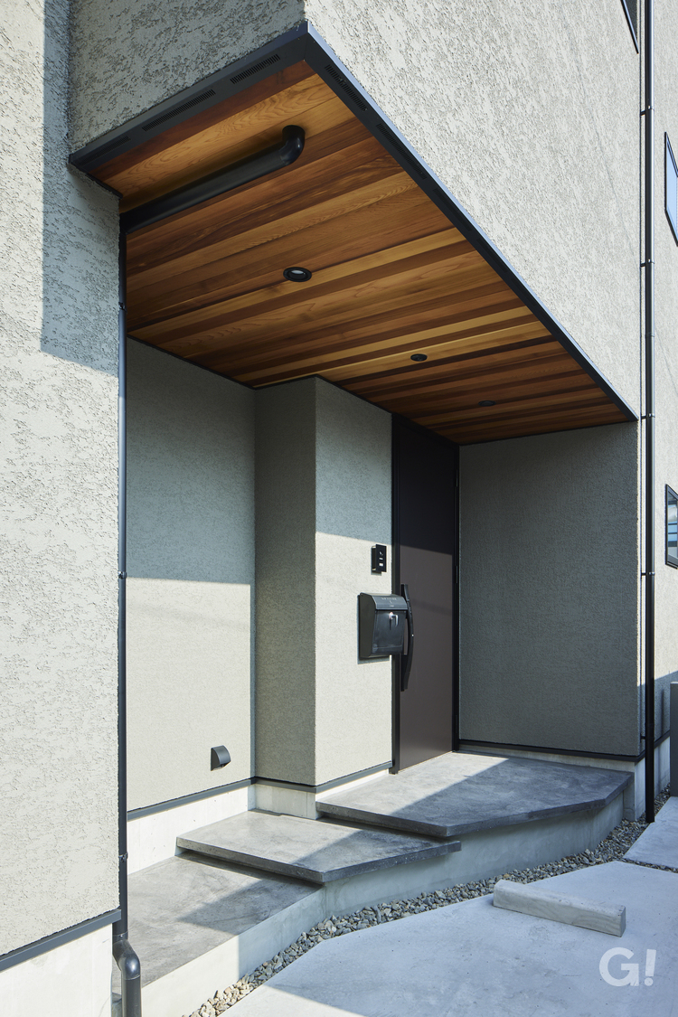 オシャレなデザイン性に暮らしやすさをプラスしたデザイナーズ住宅の玄関アプローチ