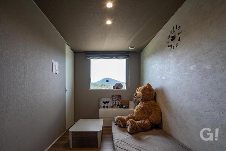 デザイナーズ住宅の美しい景色をとりいれる明るくかわいらしい子供部屋の写真