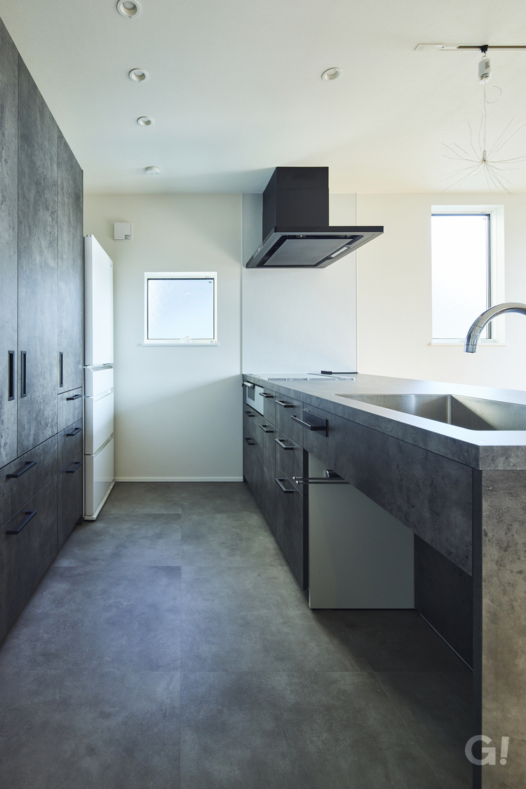 ハイセンスなデザイン性に魅了されるデザイナーズ住宅の美しく快適な造作キッチンの写真