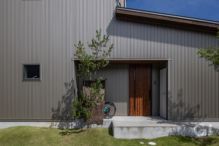 緑×アースカラーで統一するデザイナーズ住宅のスタイリッシュな外観の写真