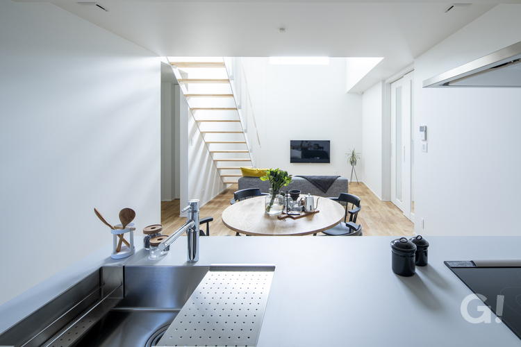 眺めも満喫するデザイナーズ住宅の美しいシンプルモダンキッチンの写真