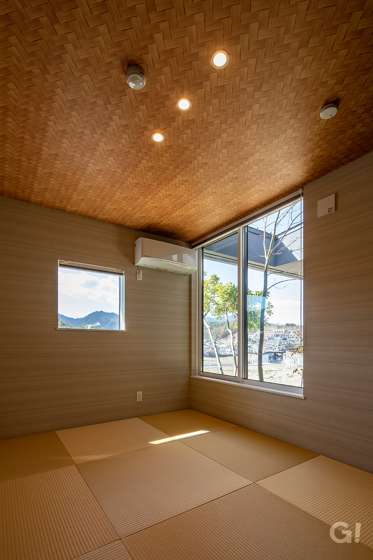 網代天井が美しいデザイナーズ住宅の和モダンスタイルの和室スペースの写真