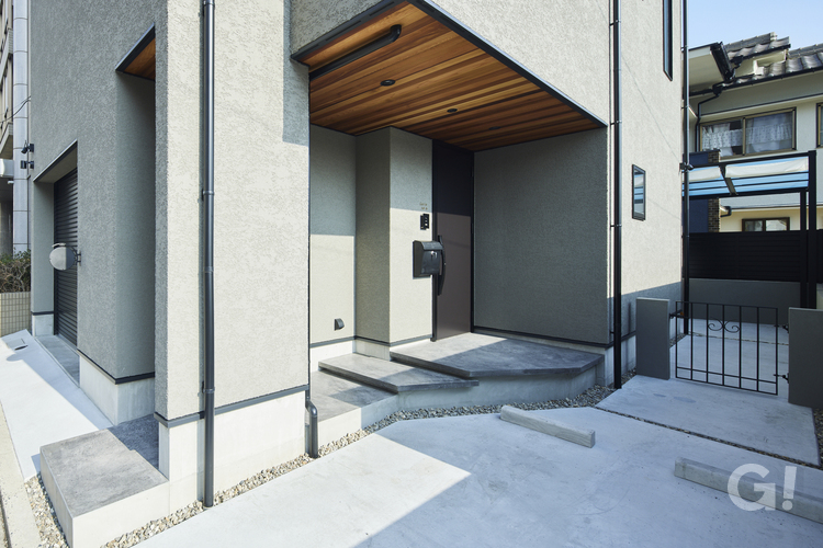 快適な暮らしやすさにも寄り添ったデザイナーズ住宅の美しい玄関アプローチ