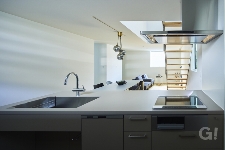 デザイナーズ住宅の家事時間が楽しみになるスタイリッシュなオープンキッチンの写真