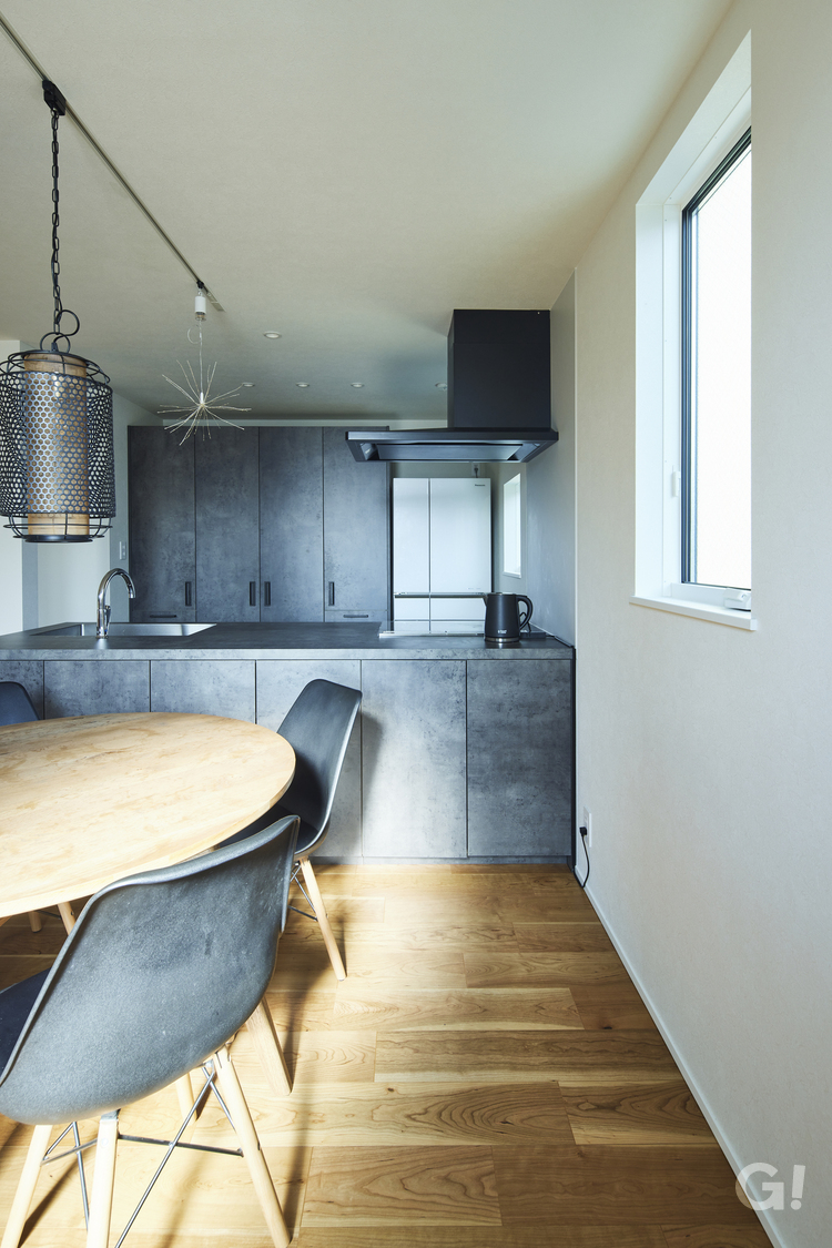 インテリアの一部となるデザイナーズ住宅の美しいオープンキッチンの写真