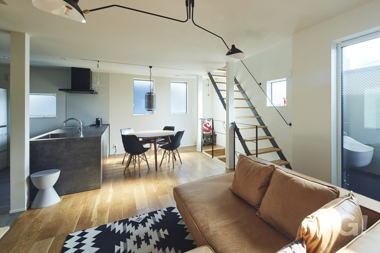 デザイナーズ住宅の北欧モダンスタイルの明るくスタイリッシュな暮らしの写真