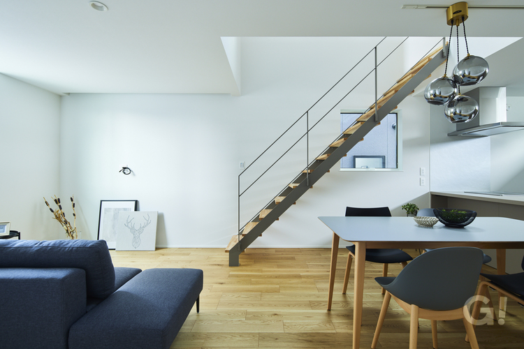 家族が心地よく繋がるデザイナーズ住宅のおしゃれなリビング階段がある暮らしの写真