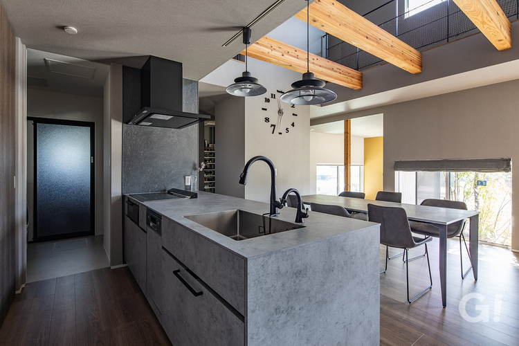 カッコ良さと快適な暮らしやすさも叶えるデザイナーズ住宅のオープンキッチンの写真