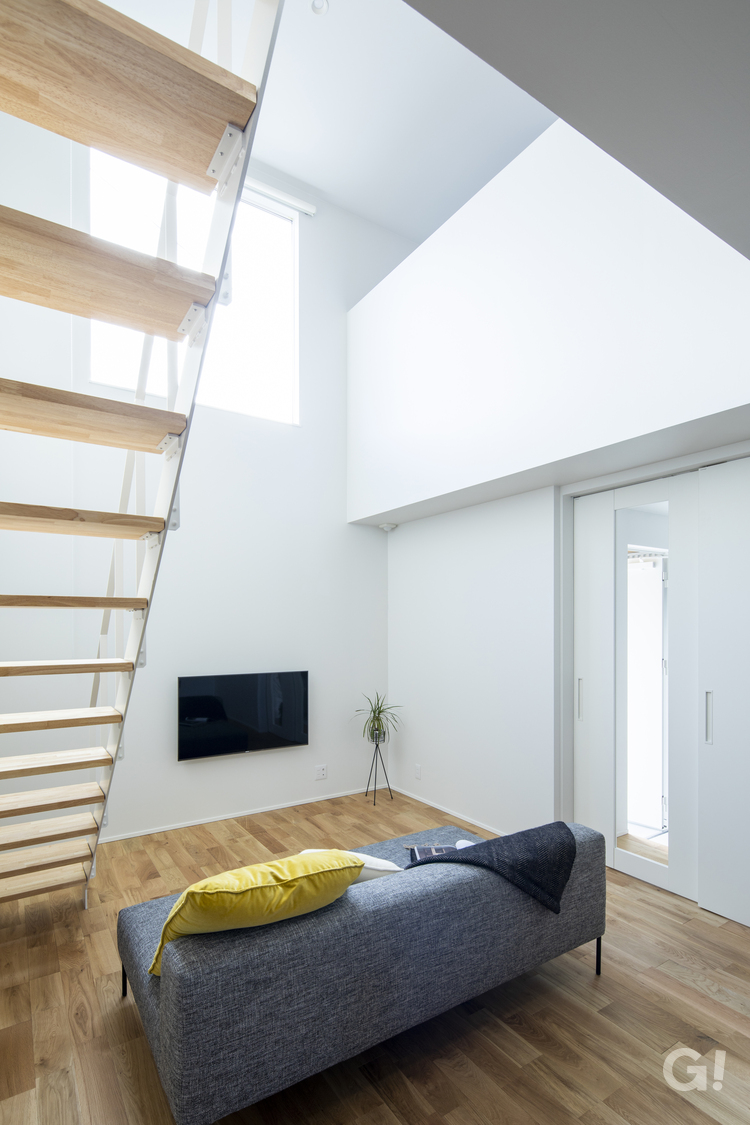 開放感あふれるスタイリッシュな暮らしとなるデザイナーズ住宅のリビング階段の写真