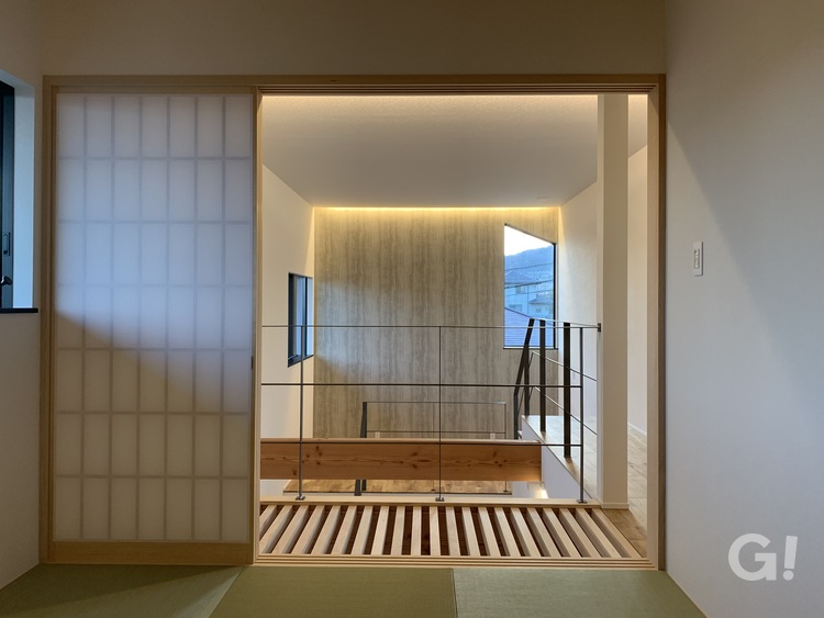 格子廊下が心地よさを＋プラスするデザイナーズ住宅の美しい和室スペースの写真