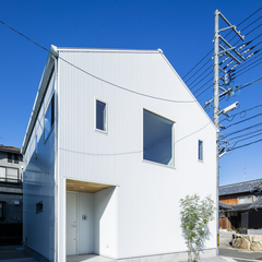 ブルーとホワイトのコントラストが素敵！シンプルなカタチがお洒落なデザイナーズ住宅