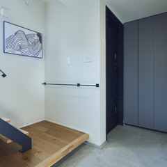 モノトーンで大人カッコ良くお出迎えしてくれるデザイナーズ住宅の玄関