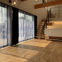 木の優しい香り＆温もりある素材感で心地よいデザイナーズ住宅のリビング