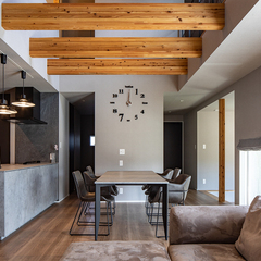 圧巻の化粧梁がパッと目に飛び込むデザイナーズ住宅のLDK