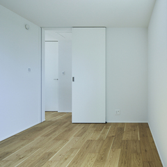 家族の誰が使っても心地よい白が美しいデザイナーズ住宅の洋室