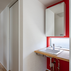 白い空間にワクワクする赤をプラス！遊び心が詰め込まれたデザイナーズ住宅の洗面所