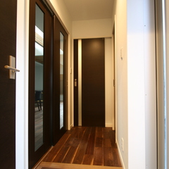 有効空間を創り出すデザイン住宅の短い廊下