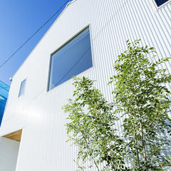 澄み切った青空に美しく映える白がいいデザイナーズ住宅