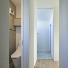 シンプル動線＆ほっと落ち着く空間がいいデザイナーズ住宅のトイレ