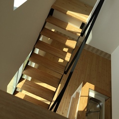 デザイン住宅のキッチン空間に映えるストリップ階段