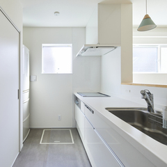 シンプルながらこだわりが見える清潔感あふれるキッチンのあるデザイン住宅