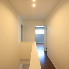 シンプルな美しさが際立つ廊下