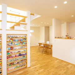 自慢のコレクションが並ぶオシャレな飾り棚