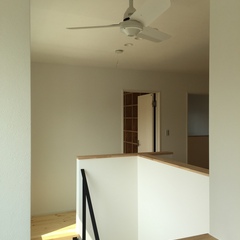 オシャレ感たっぷりのシーリングファンがある階段スペース