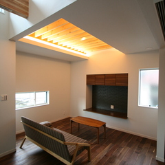 照明で変わる梁天井がおしゃれ！！ダイナミックなデザイン性が光るリビングルーム