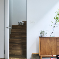 ナチュラルな木のぬくもりを感じる階段のあるデザイン住宅