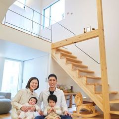 家族の笑顔が集まるデザイナーズ住宅の明るく快適なリビング