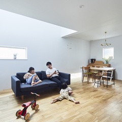 家族の笑顔が集うデザイナーズ住宅の明るく快適なLDK