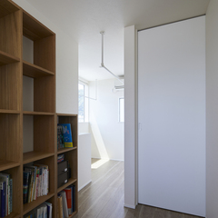 空間を賢く活用するデザイナーズ住宅の快適な階段廊下スペース