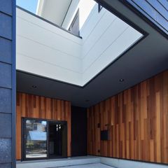 燦々とする青空が心地よいデザイナーズ住宅の玄関アプローチ