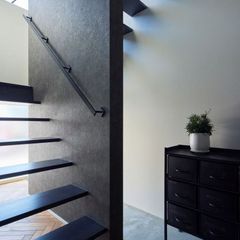 デザイナーズ住宅の光と影を演出する美しい階段ホール