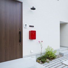 前庭がオシャレでやさしい空間を演出するデザイナーズ住宅の玄関ポーチ