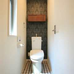 高級感漂う壁紙と床のデザインが特徴的なトイレのあるデザイン住宅