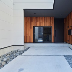 木目がやわらかさも＋プラスするデザイナーズ住宅のオシャレでモダンな玄関アプローチ