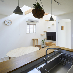デザイナーズ住宅の住まう人に寄り添ったこだわりのキッチンスペース