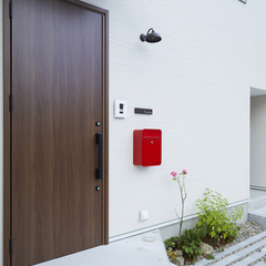真っ赤なポストがかわいい♡デザイナーズ住宅のオシャレな玄関アプローチ