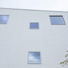 デザイナーズ住宅の窓が心地よい外の景色をとりいれる明るく快適な暮らし