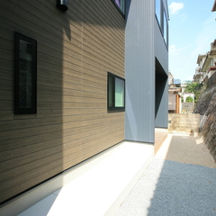 デザイナーズ住宅の家族みんなの憩いの場となるこだわりの裏庭