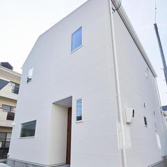 シンプルな美しさが際立つデザイナーズ住宅のシンプルモダンな外観
