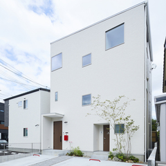 オシャレな前庭がおもてなしの心を伝えるデザイナーズ住宅のシンプルモダン外観