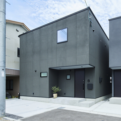 都会的な美しさを漂わせるデザイナーズ住宅のシンプルモダンな外観