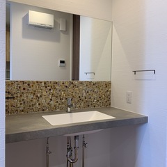 大きな鏡がスッキリ魅せるデザイナーズ住宅のスタイリッシュな造作洗面カウンター